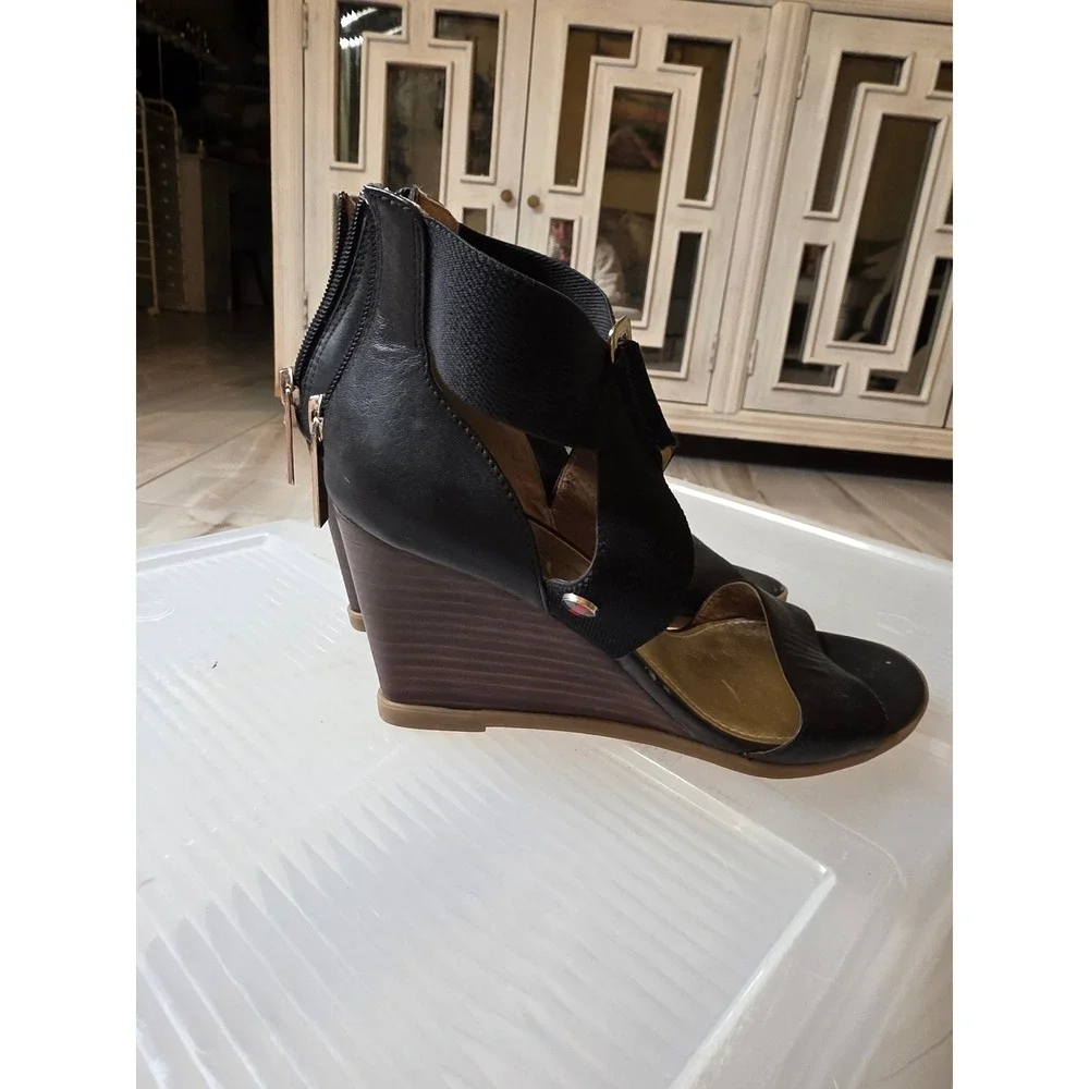 Tommy Hilfiger Black Leather Wedge Sandals Gold Footbed Elastic Straps Size 6.5M